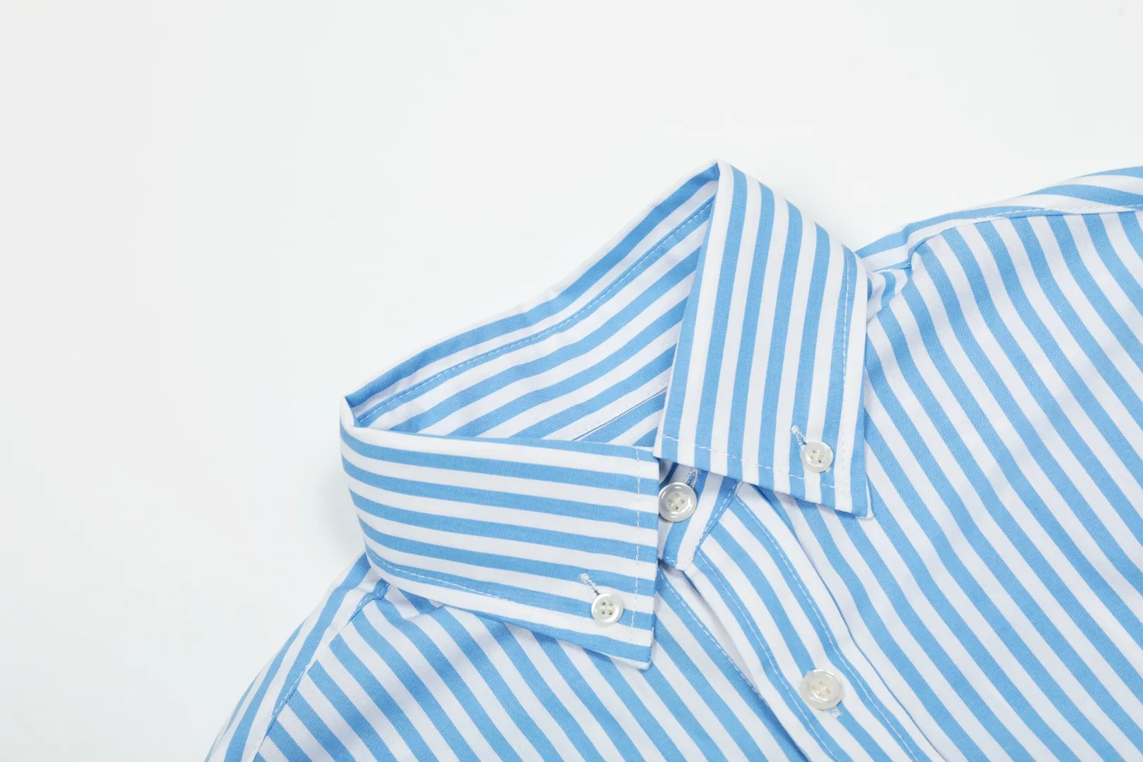P260 💰 "Top quality" Style number: 8082# [Ralph Lauren classic basic new old money style striped shirt long sleeves] ✅Ralph Lauren Ralph Lauren colorful style old money style cotton poplin striped casual shirt long sleeves ✅Top ceiling quality ZP original development You can compare with the real thing at will ✅100% restored workmanship The entire garment is covered with seams and clean edges Curved triangular bifurcation ✅100% cotton poplin cotton Smooth to the touch Pre-car wash treatment The yarn is tighter ✅Customized dyed original pearlescent white bottom buttons, large and small zoning, vertical phoenix eyelets ✅Special shaped chiffon foil inside the collar door tube, not easy to deform and pull ✅Refreshing colorful striped shirt, salty or sweet, daily travel, extremely high production rate, customized style ✅The upper body looks much better than the real thing, can be worn alone or worn in all seasons, highly recommended for goddesses, size: S-XL, color: red, blue, green